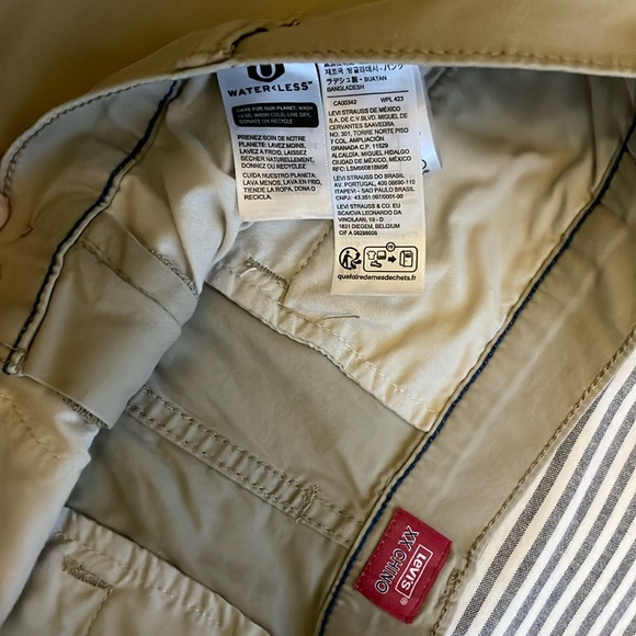 Khaki Levi’s chino Shorts - Picture 2 of 4